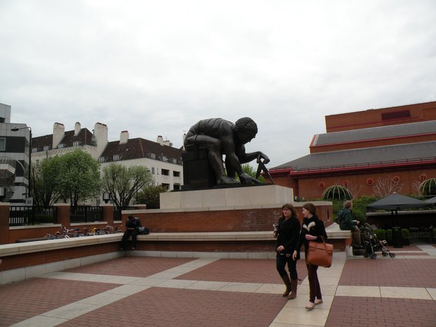  Statue de Newton devant la British Library